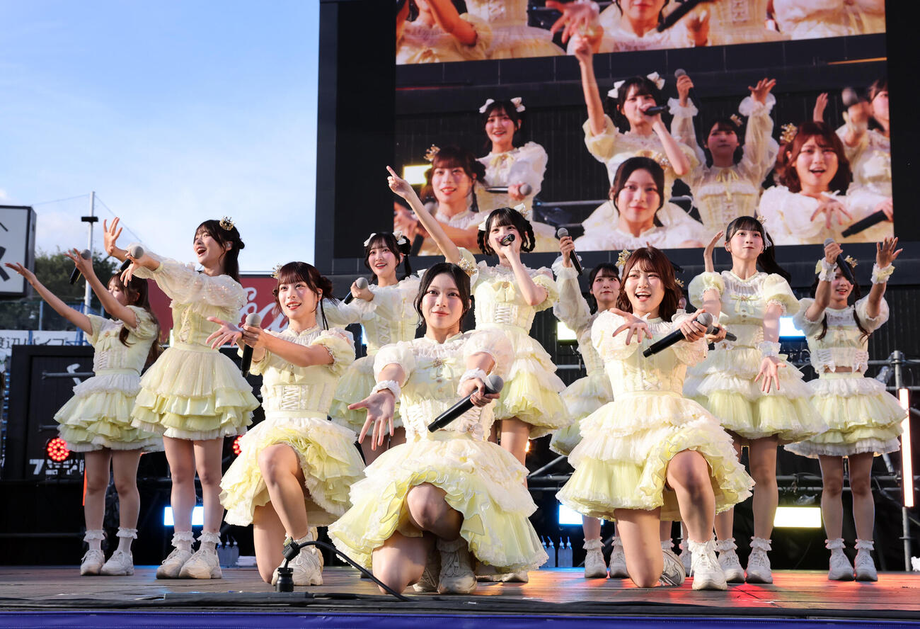 2026神宮外苑花火大会　可憐なステージをを披露する≒JOY（撮影・浅見桂子）