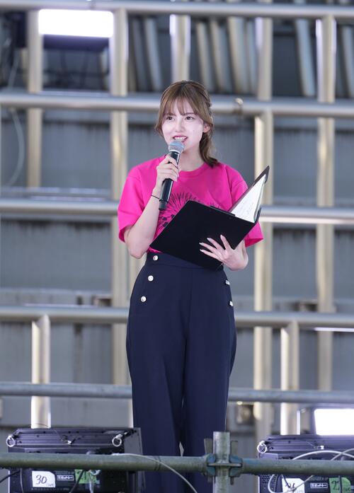 秩父宮ラグビー場で司会を務める宮本夢羅アナウンサー（撮影・小島史椰）