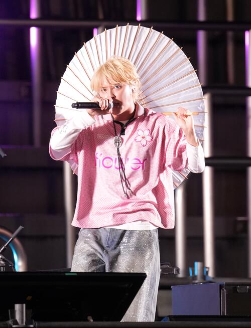 秩父宮ラグビー場でパフォーマンスを披露するT．N．Tの手越祐也（撮影・小島史椰）
