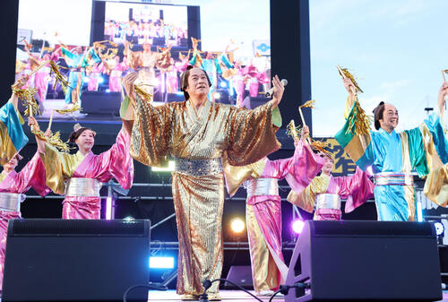 神宮花火】松平健72歳、猛暑の中でもパフォーマンス披露 熊本地震から