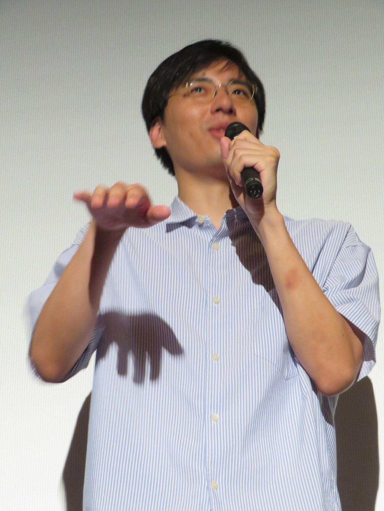 「劇場版　ほんとうにあった怖い話～ゾクゾク変な間取り～」舞台あいさつに登壇した、カベポスター永見大吾（撮影・村上幸将）