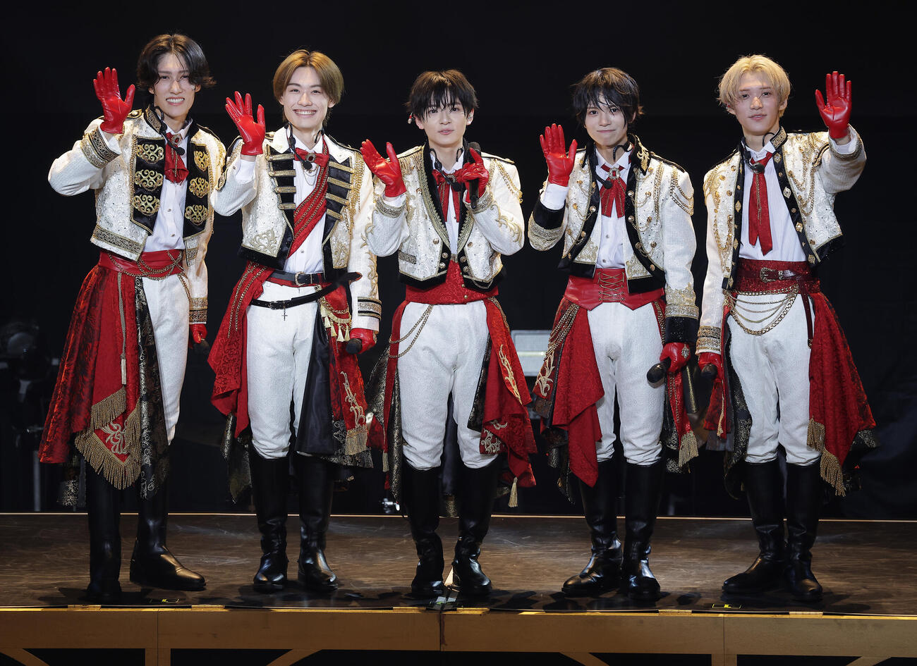 1st Liveで囲み会見を行うHowzit。左からヴァサイェガ渉、檜山光成、西村拓哉、織山尚大、黒田光輝（撮影・中島郁夫）