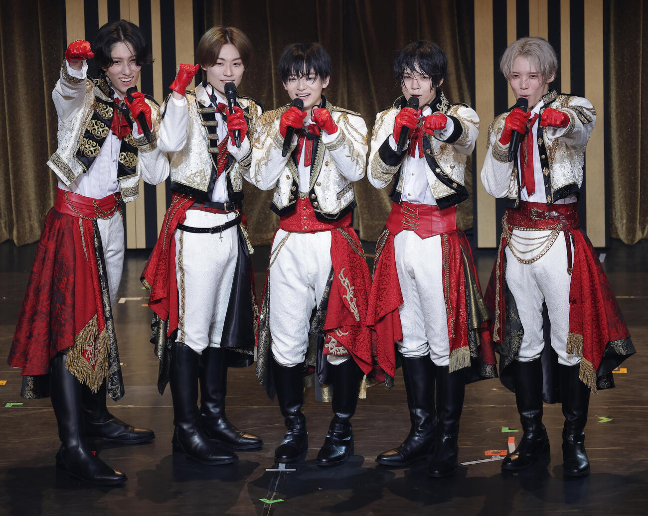 1st Liveで囲み会見を行うHowzit。左からヴァサイェガ渉、檜山光成、西村拓哉、織山尚大、黒田光輝（撮影・中島郁夫）