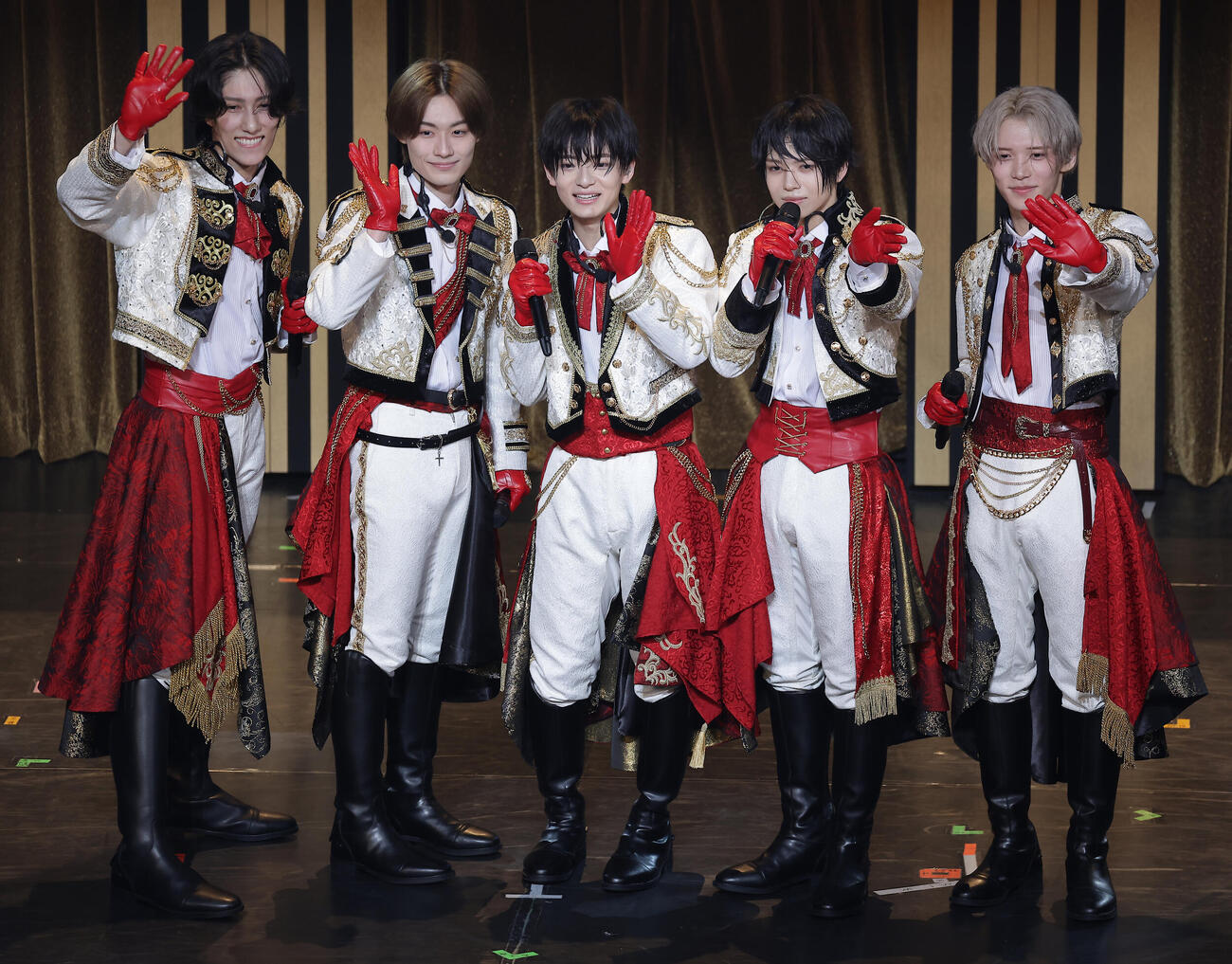 1st Liveで囲み会見を行うHowzit。左からヴァサイェガ渉、檜山光成、西村拓哉、織山尚大、黒田光輝（撮影・中島郁夫）