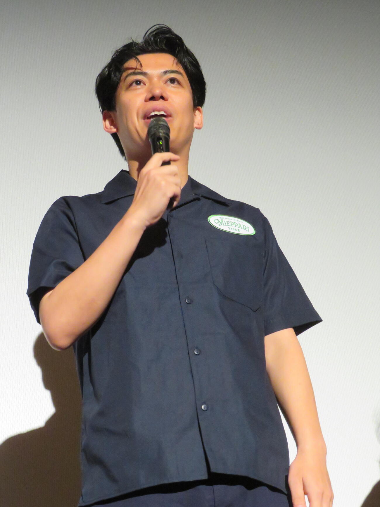 「劇場版　ほんとうにあった怖い話～ゾクゾク変な間取り～」舞台あいさつに登壇したカベポスター浜田順平（撮影・カ村上幸将）