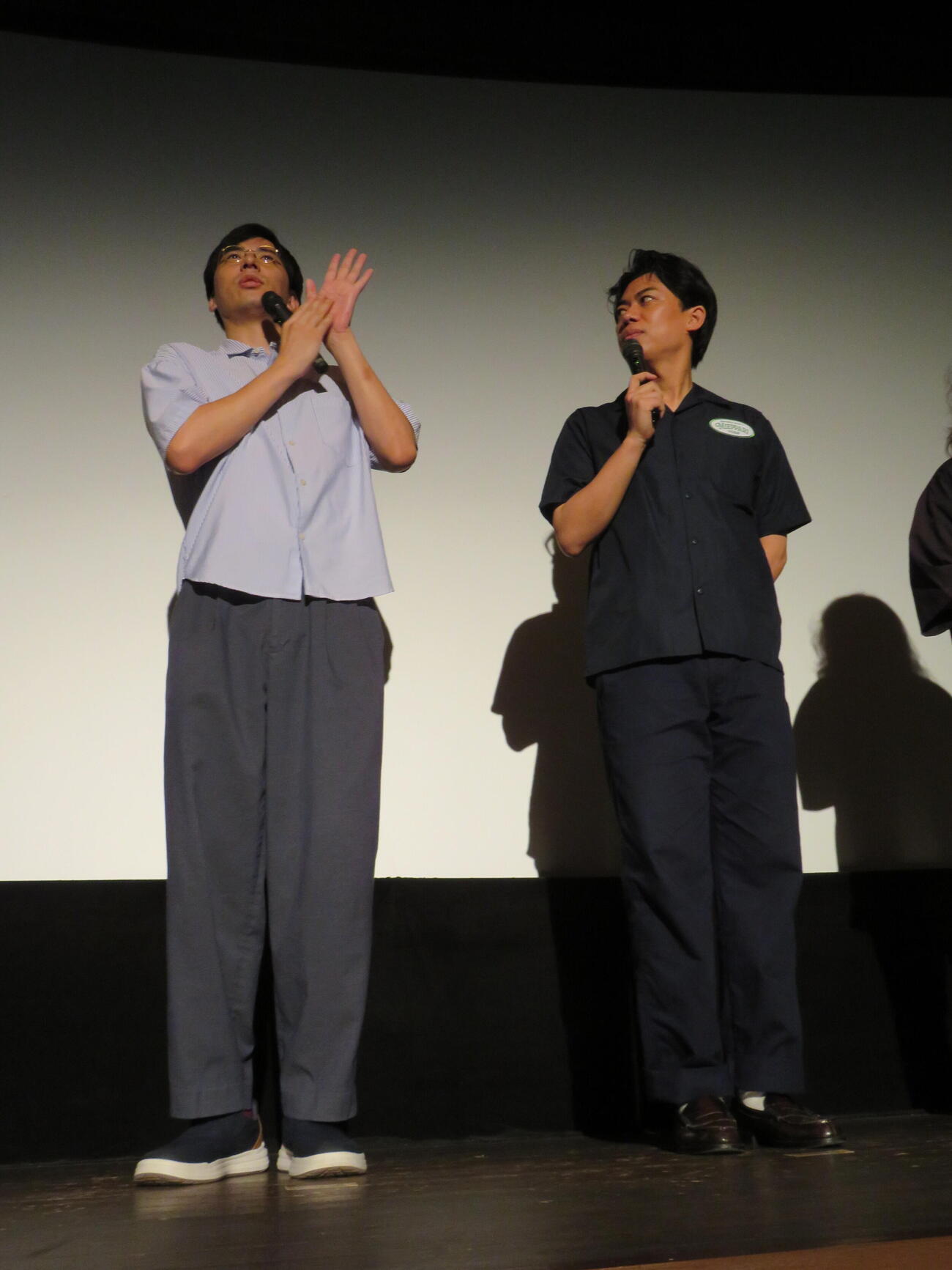 「劇場版　ほんとうにあった怖い話～ゾクゾク変な間取り～」舞台あいさつに登壇したカベポスター永見大吾（左）と浜田順平（撮影・村上幸将）