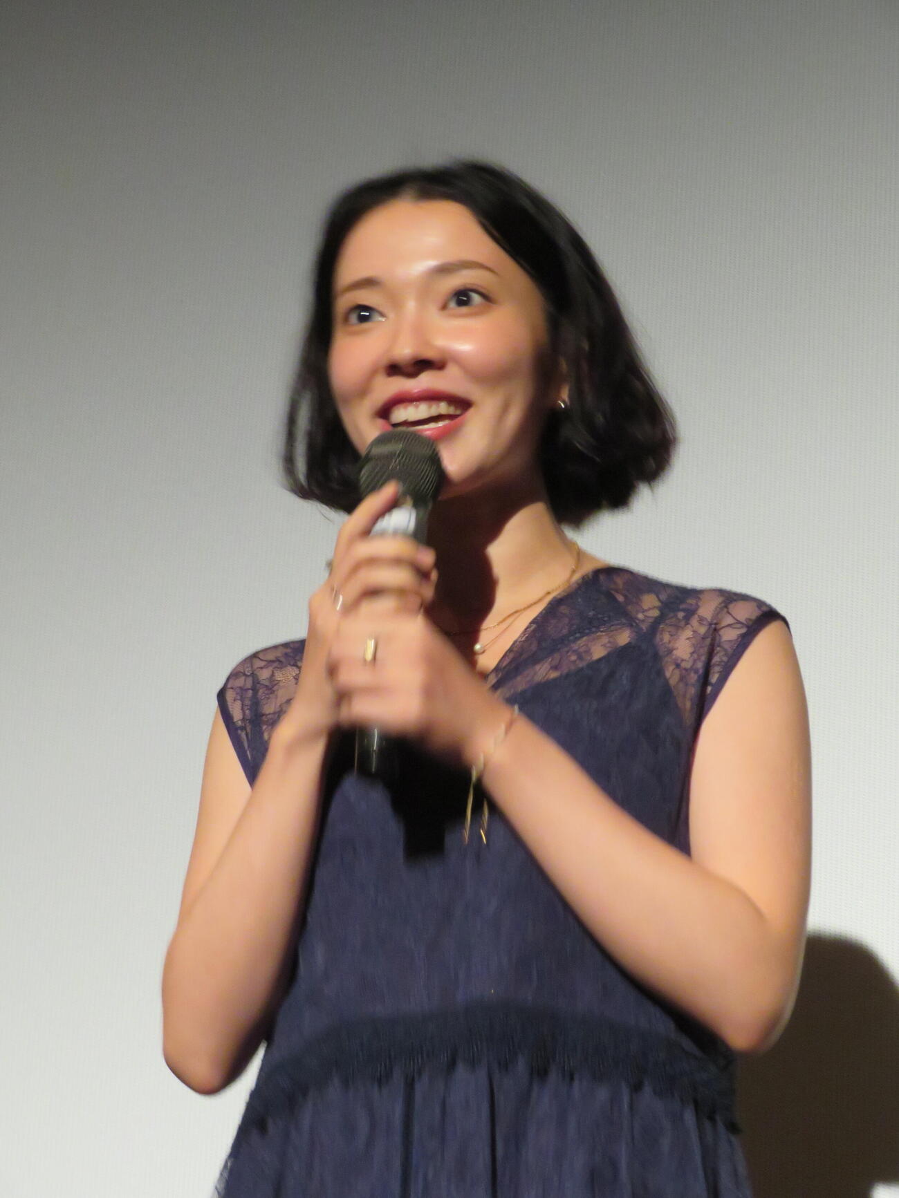 「劇場版　ほんとうにあった怖い話～ゾクゾク変な間取り～」舞台あいさつに登壇した小向なる（撮影・村上幸将）
