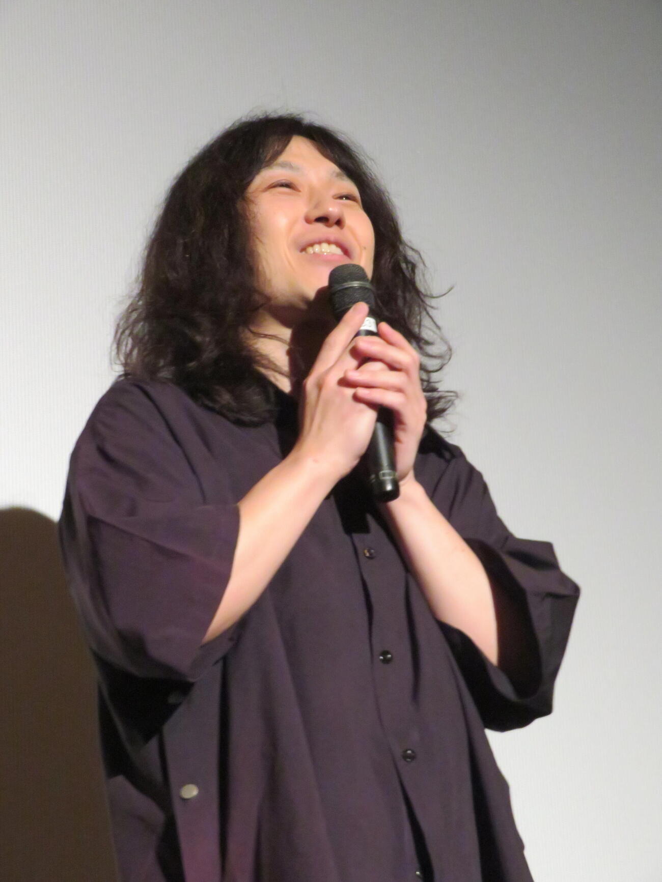 「劇場版　ほんとうにあった怖い話～ゾクゾク変な間取り～」舞台あいさつに登壇した黒子タクシー桃寧（撮影・村上幸将）