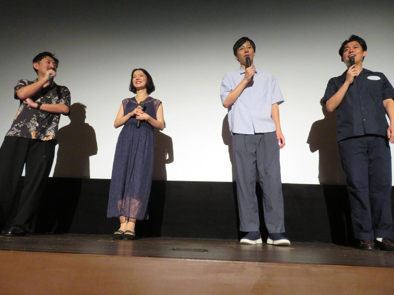 「劇場版　ほんとうにあった怖い話～ゾクゾク変な間取り～」舞台あいさつに登壇した、左から藤本裕貴監督、小向なる、カベポスター永見大吾、浜田順平（撮影・村上幸将）