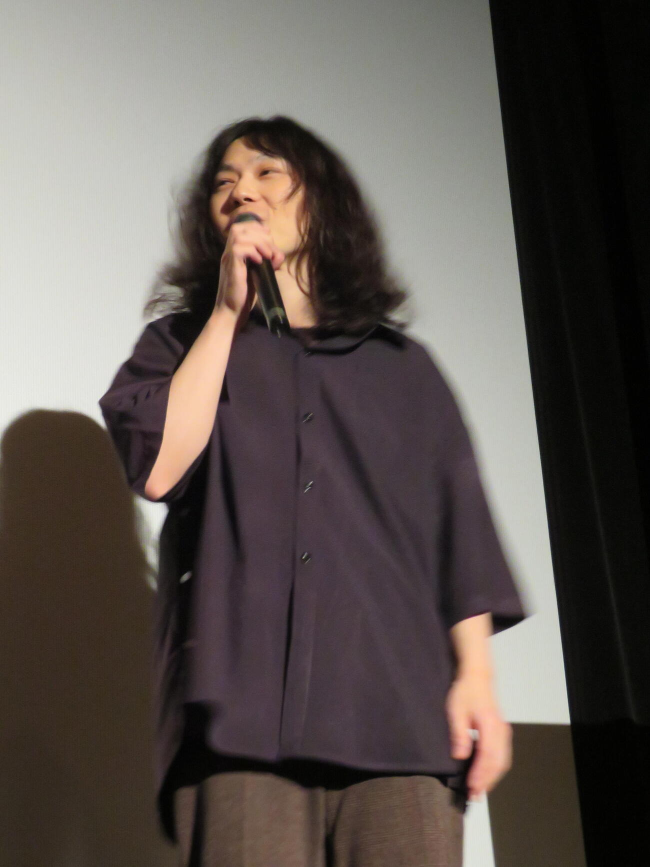 「劇場版　ほんとうにあった怖い話～ゾクゾク変な間取り～」舞台あいさつに登壇した黒子タクシー桃寧（撮影・村上幸将）