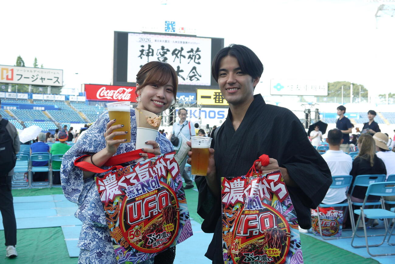 「日清焼そばU．F．O．」を受け取った来場者たち