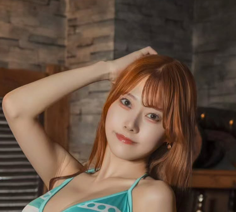 ワンピースのナミのコスプレ姿を披露した桃里れあ（桃里れあのインスタグラムから）