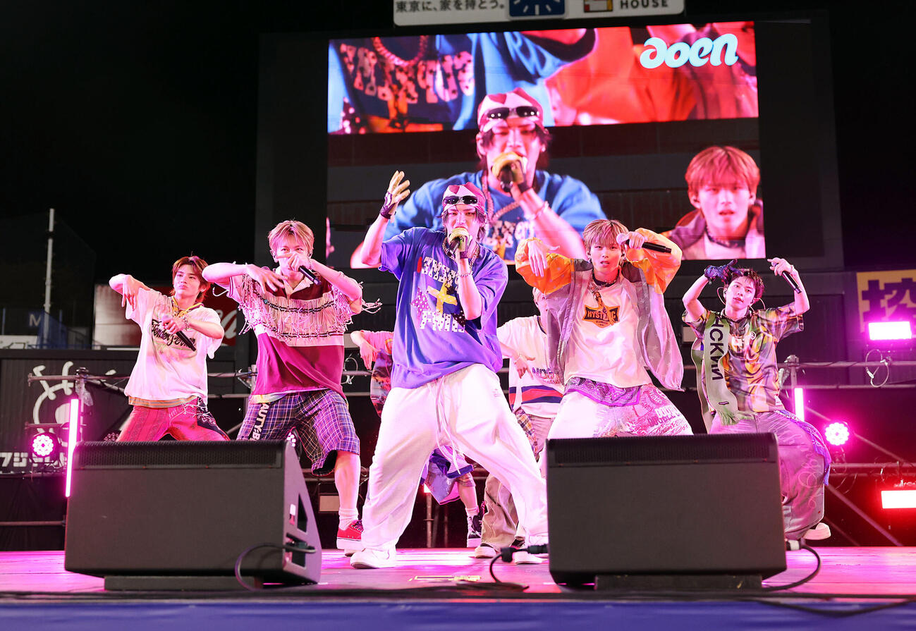 2026神宮外苑花火大会　パフォーマンスを披露するaoen（撮影・浅見桂子）