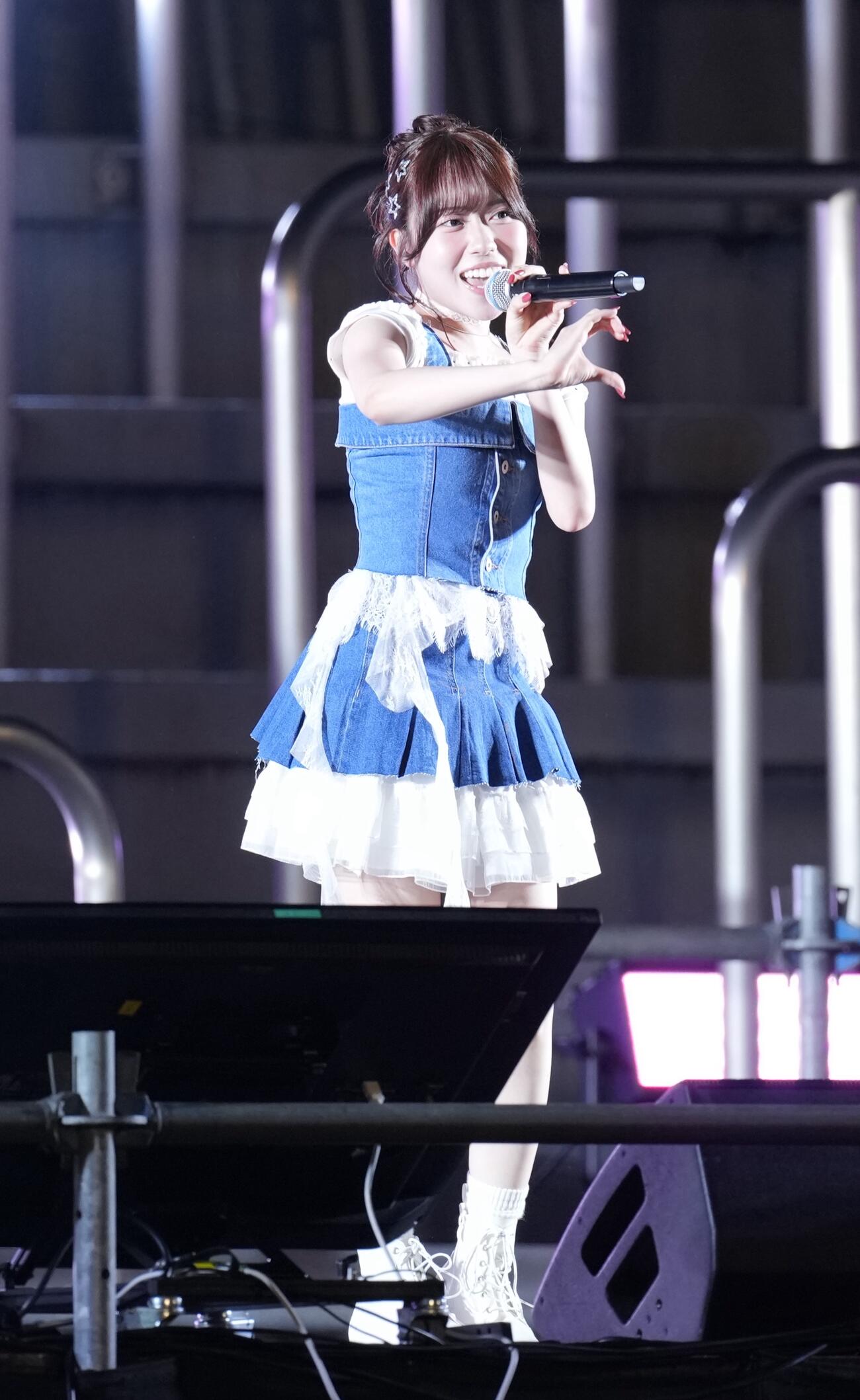 秩父宮ラグビー場でパフォーマンスを披露する伊達さゆり（撮影・小島史椰）