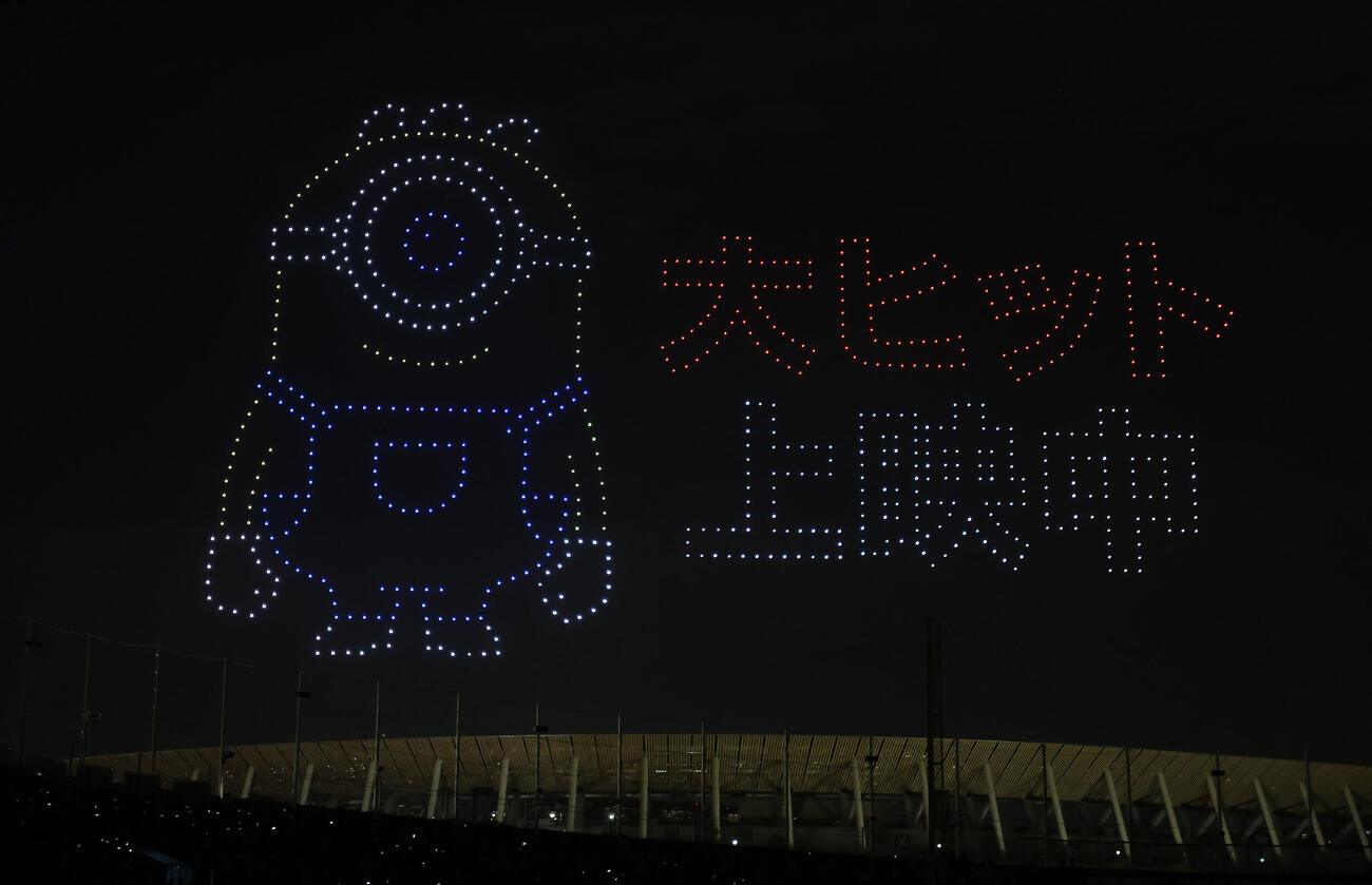 2026神宮外苑花火大会　神宮の空を彩る「ミニオンズ＆モンスターズ」ドローンショー（撮影・浅見桂子）
