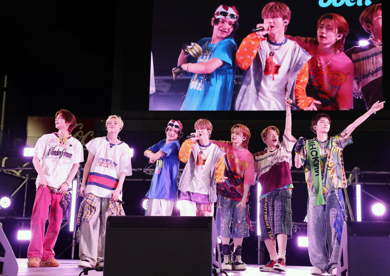 2026神宮外苑花火大会　パフォーマンスを披露するaoen（撮影・浅見桂子）