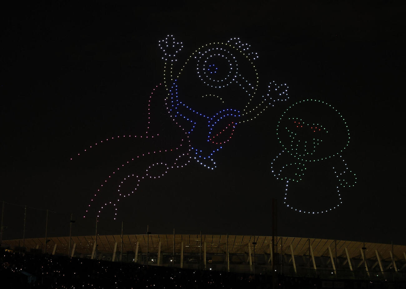 2026神宮外苑花火大会　神宮の空を彩る「ミニオンズ＆モンスターズ」ドローンショー（撮影・浅見桂子）