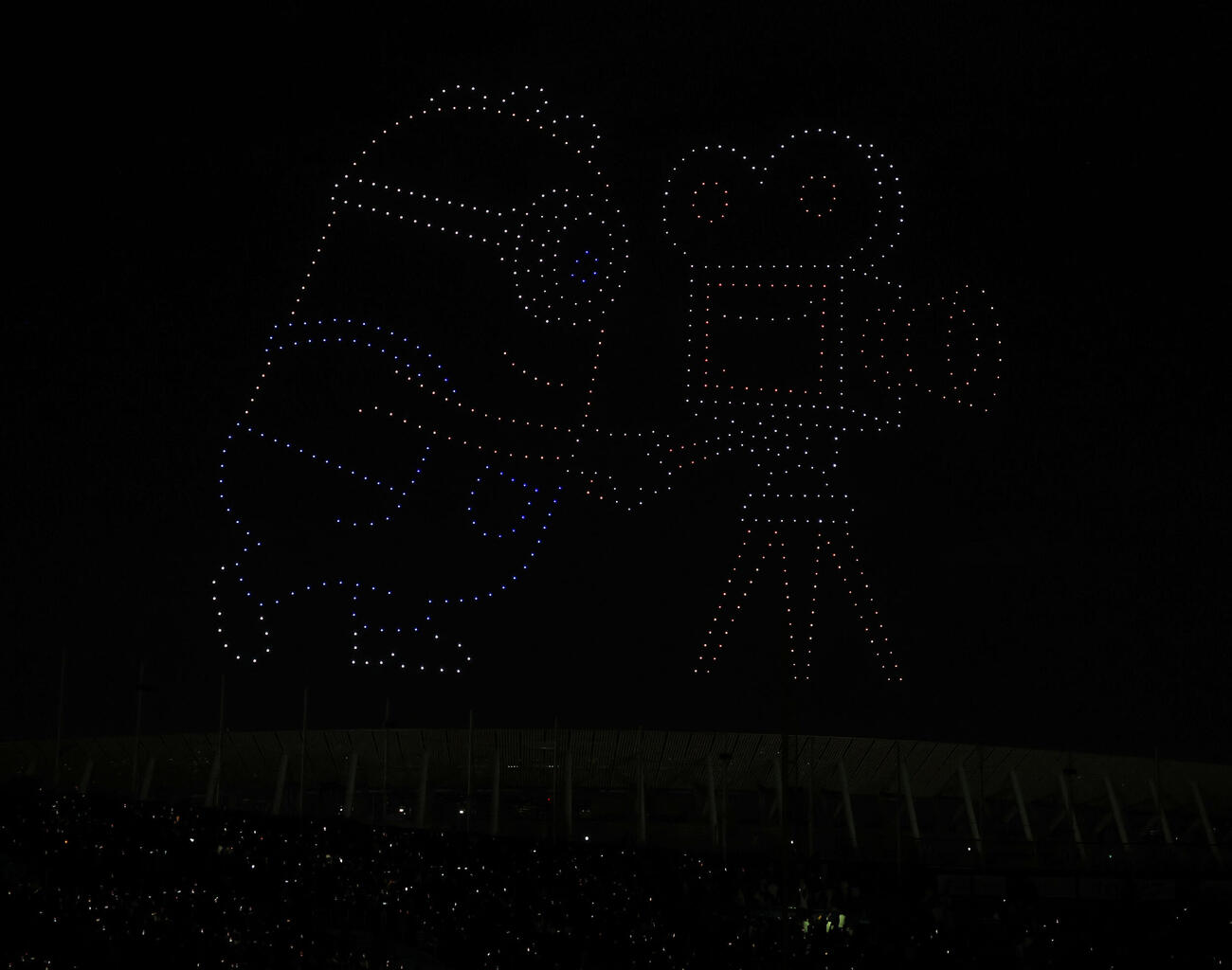 2026神宮外苑花火大会　神宮の空を彩る「ミニオンズ＆モンスターズ」ドローンショー（撮影・浅見桂子）