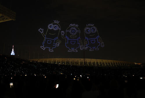 神宮の空を彩る「ミニオンズ＆モンスターズ」ドローンショー（撮影・浅見桂子）