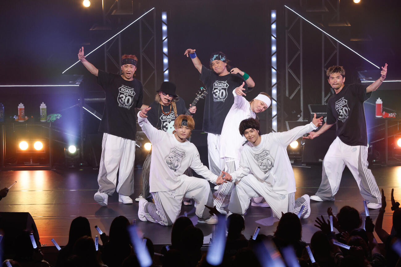 デビュー30周年に向けたメモリアルツアー「LIVE DA PUMP 2026 ROAD 2 DA 30th」をスタートしたDA PUMPの前列左からKENZO、YORI、後列左からTOMO、1人おいてKIMI、ISSA、U－YEAH。後列左から2人目はm.c.A・T