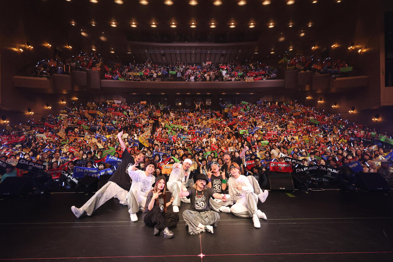 デビュー30周年に向けたメモリアルツアー「LIVE DA PUMP 2026 ROAD 2 DA 30th」をスタートした前列左から斉藤アリア、m.c.A・Tと、DA PUMPのメンバー