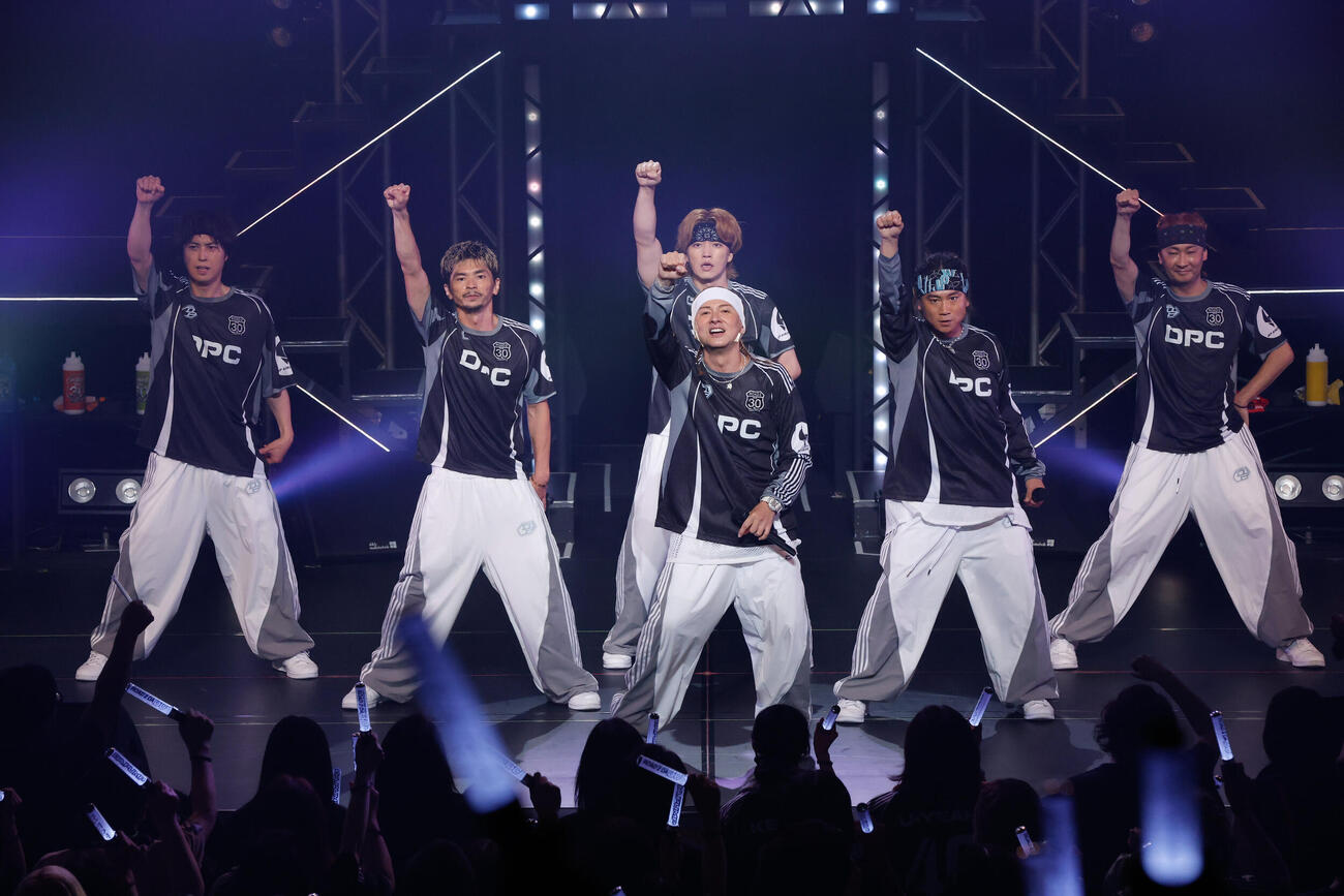 デビュー30周年に向けたメモリアルツアー「LIVE DA PUMP 2026 ROAD 2 DA 30th」をスタートしたDA PUMPのISSA（手前）と後列左からYORI、U－YEAH、KENZO、KIMI、TOMO