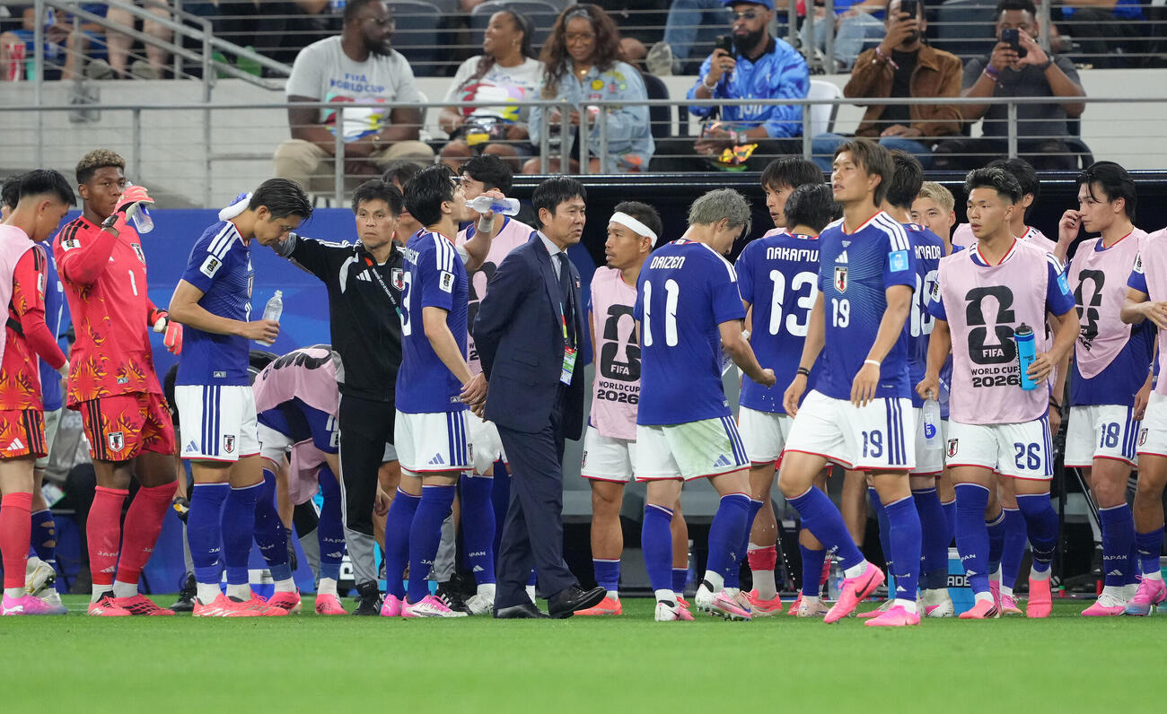 日本対スウェーデン　後半、ハイドレーションタイムを迎える森保一監督（中央）ら（撮影・足立雅史）