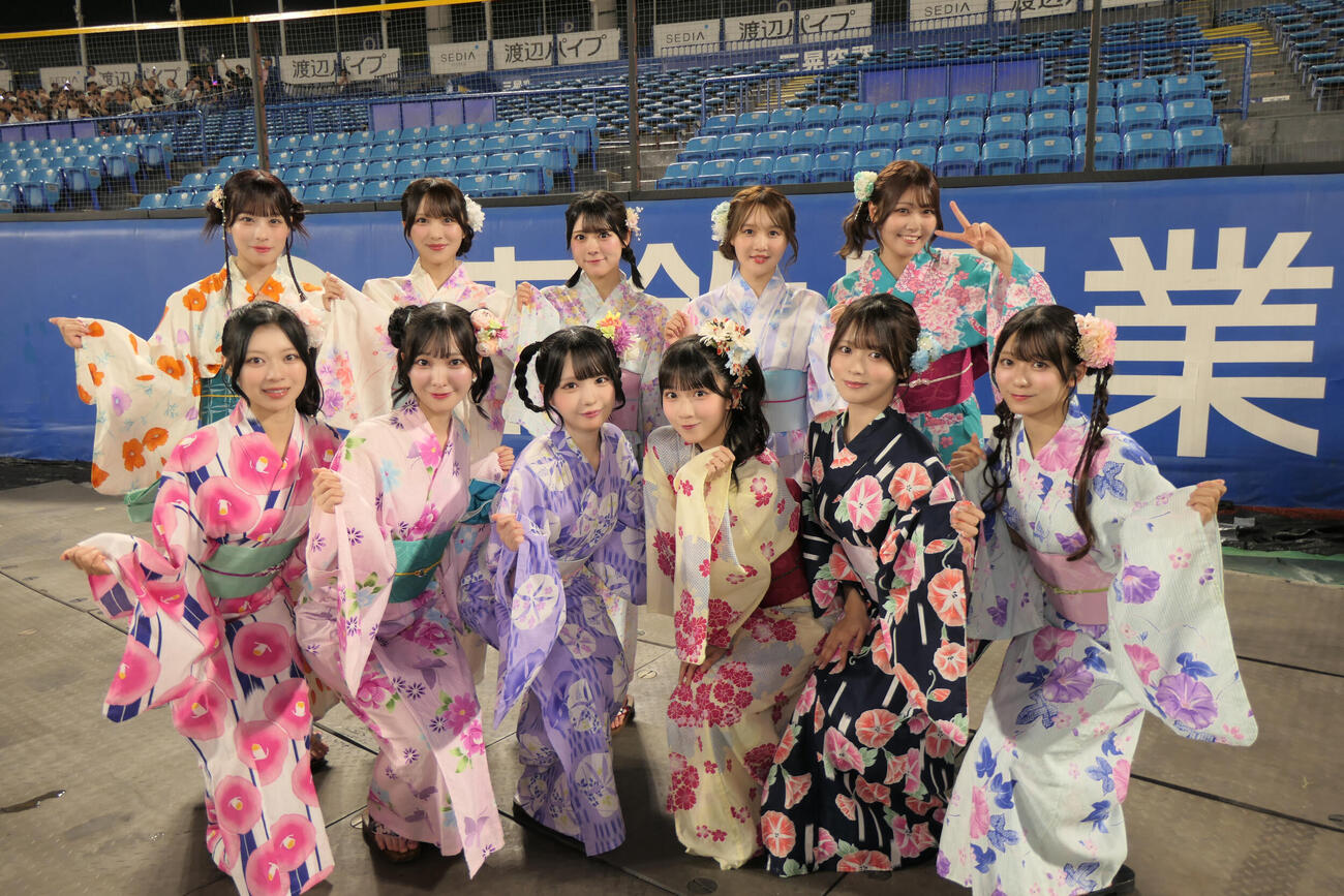 神宮外苑花火大会のステージに出演後、浴衣姿で花火の打ち上げを見守った≒JOY