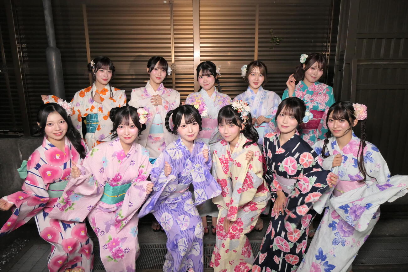神宮外苑花火大会のステージに出演後、浴衣姿で花火の打ち上げを見守った≒JOY