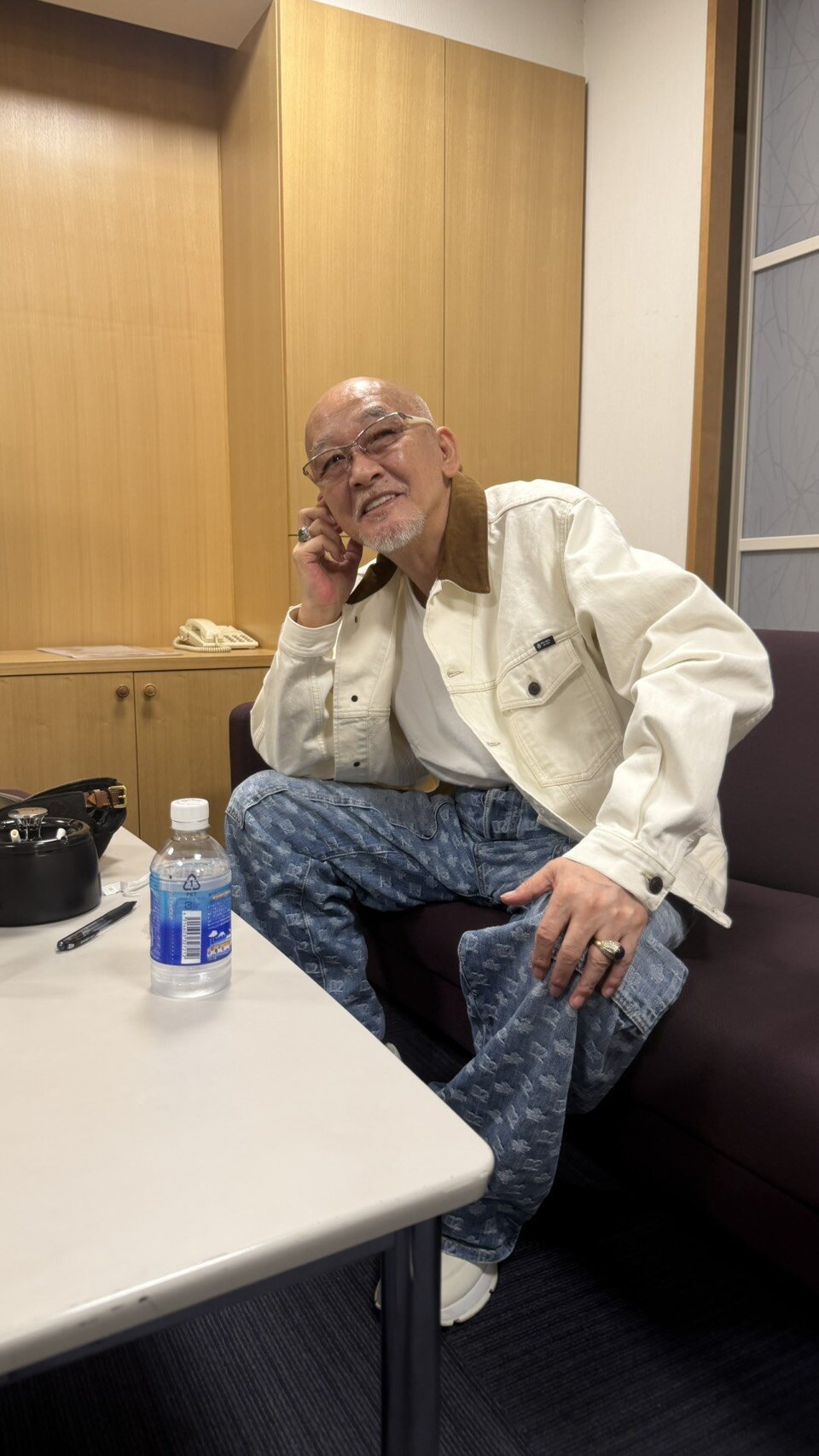控室で取材に応じる松山千春