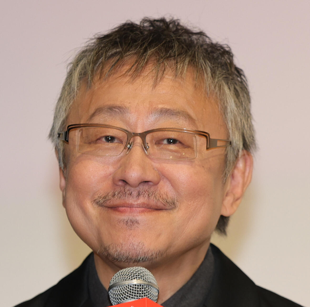 松尾貴史（2025年5月撮影）