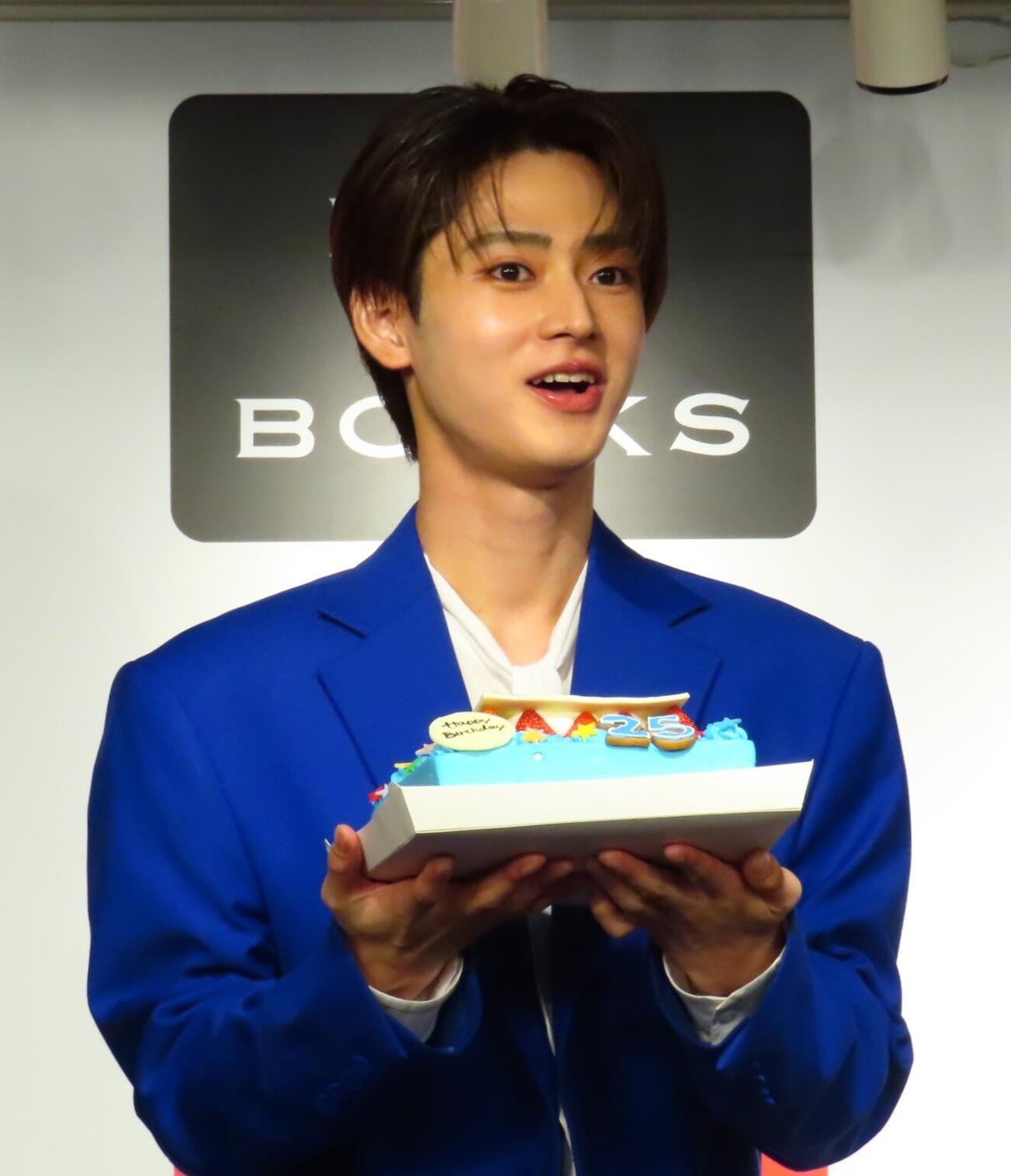 誕生日ケーキを手に驚く雨宮翔