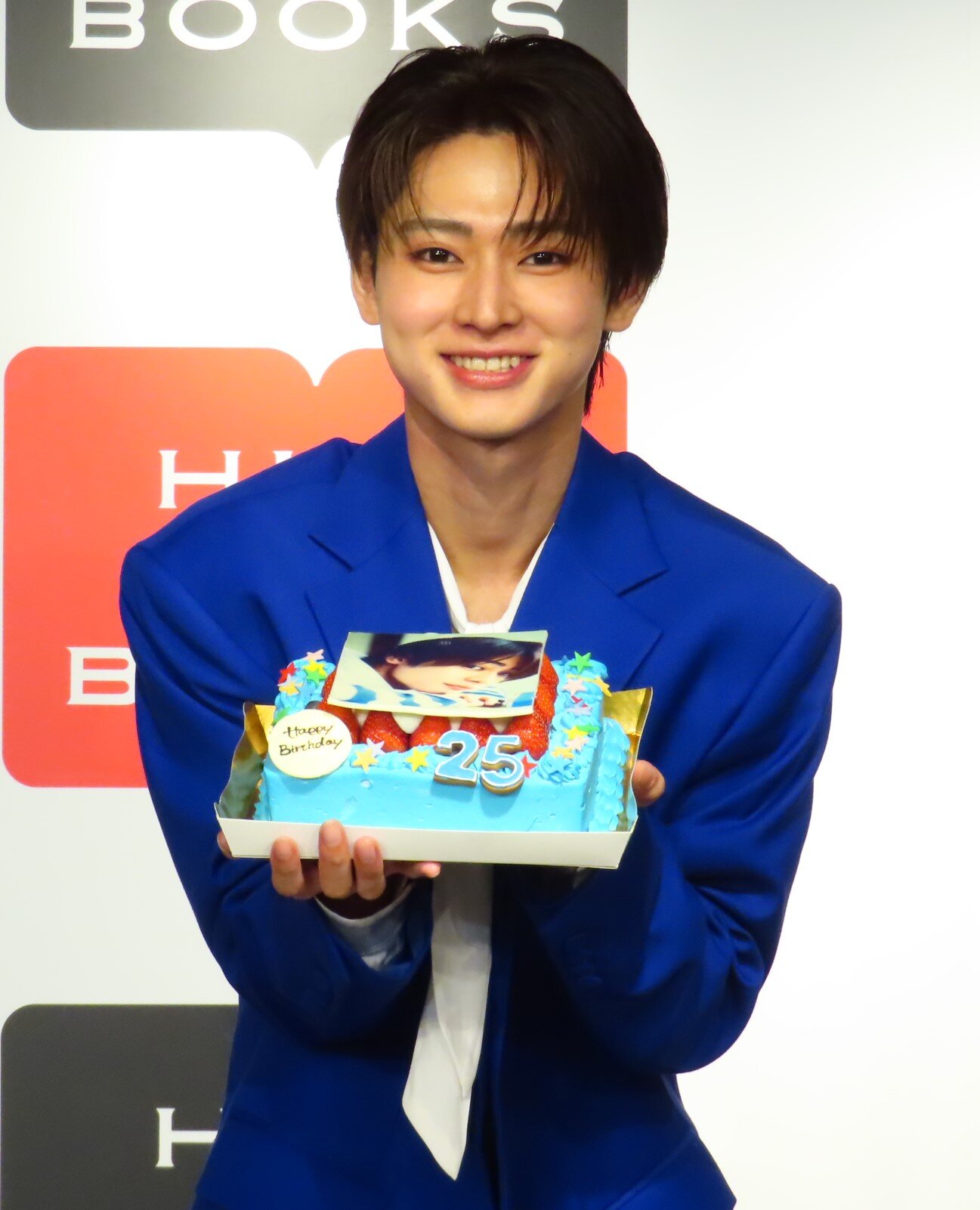 誕生日ケーキを手に笑顔の雨宮翔