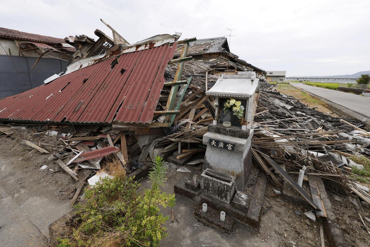地震で倒壊した熊本県八代市の家屋＝8日午後（共同）