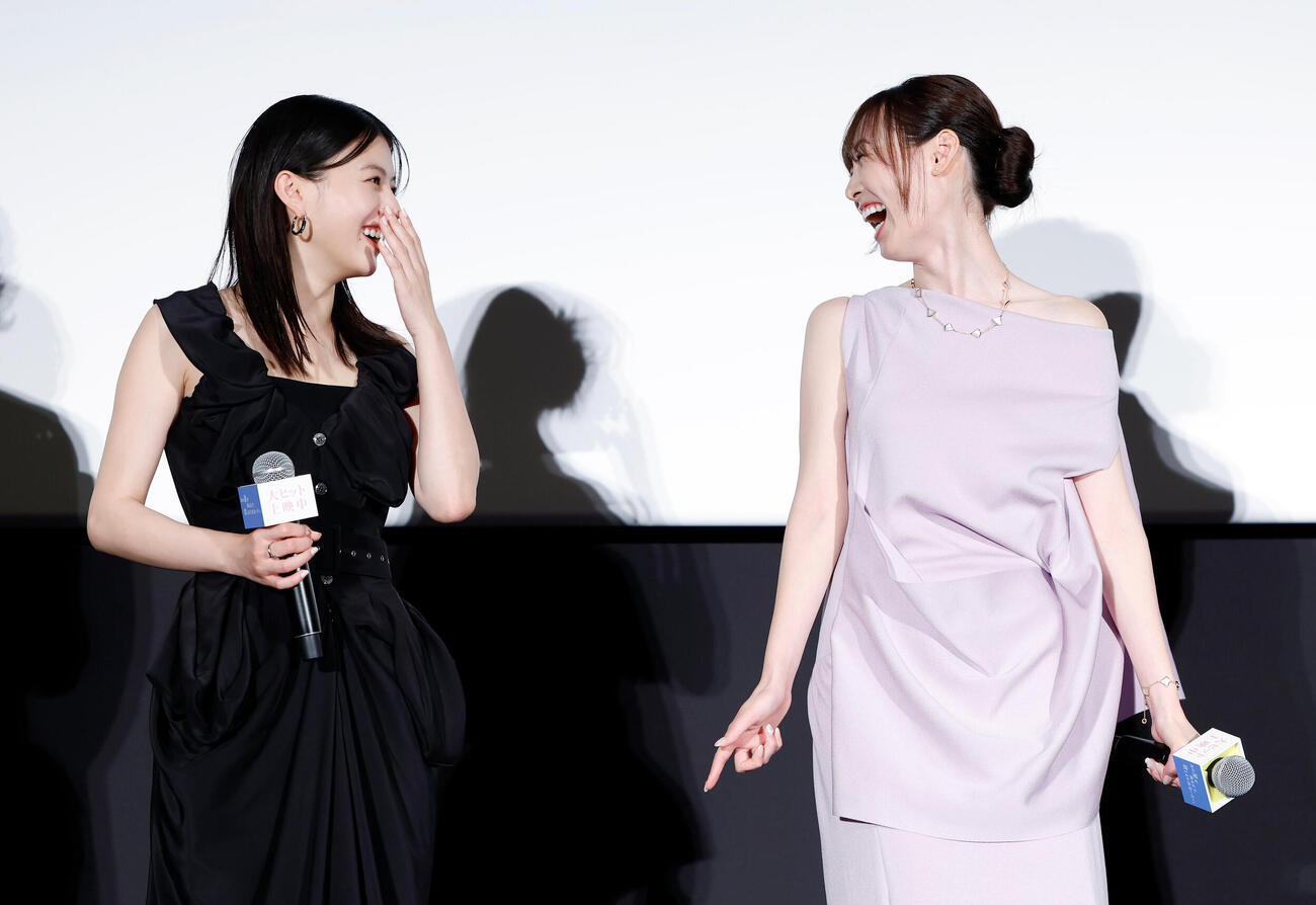 福山雅治のサプライズ登壇に、驚き、笑顔を見せる出口夏希（左）と福原遥（撮影・山本朝陽）
