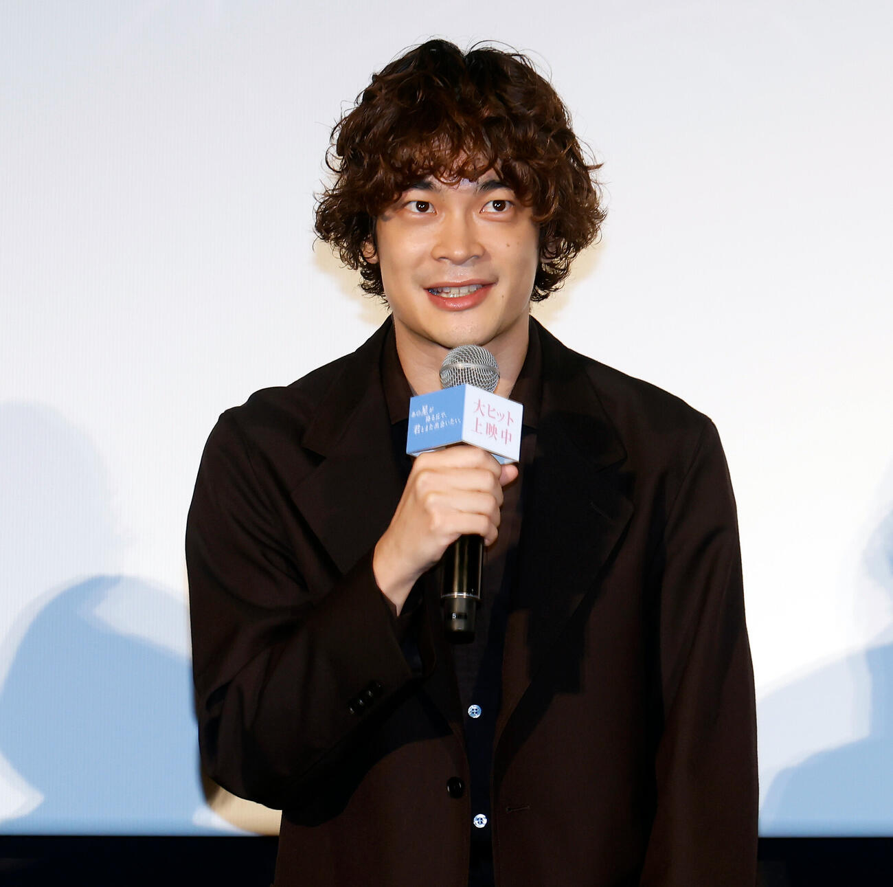 登壇し、あいさつをする井之脇海（撮影・山本朝陽）