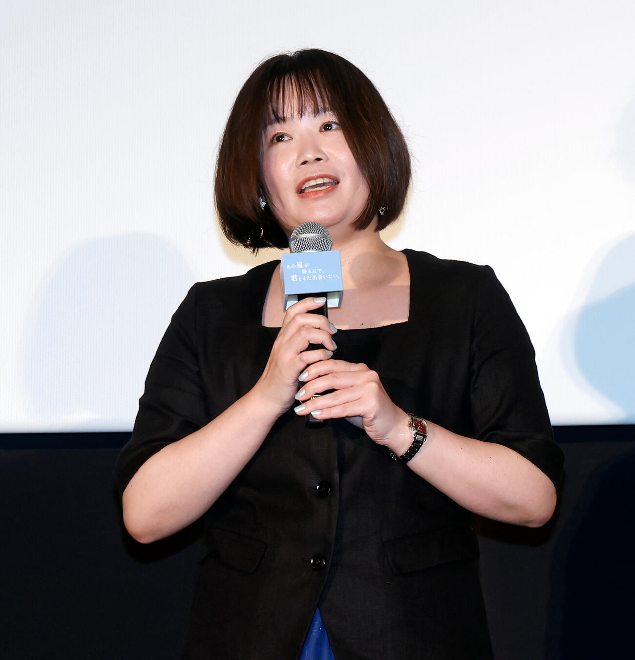 登壇し、あいさつをする原作者の汐見夏衛氏（撮影・山本朝陽）