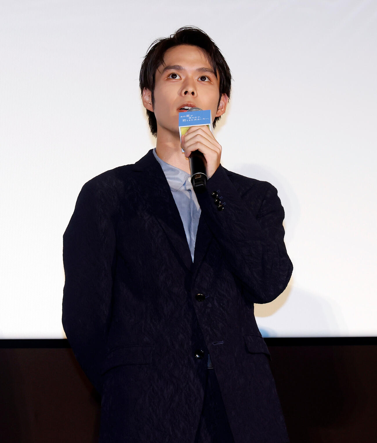 登壇し、あいさつをする細田佳央太（撮影・山本朝陽）