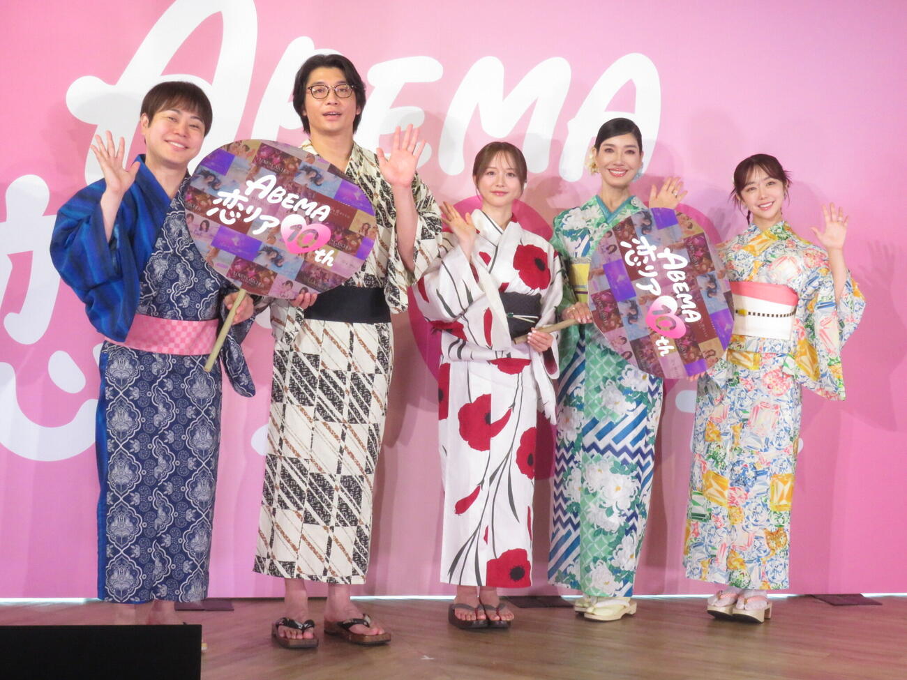 「ABEMA　恋リア　10th『恋の神回診断所』開催記者会見」に出席した左からNON STYLE井上裕介、さや香新山、森香澄、アンミカ、峯岸みなみ