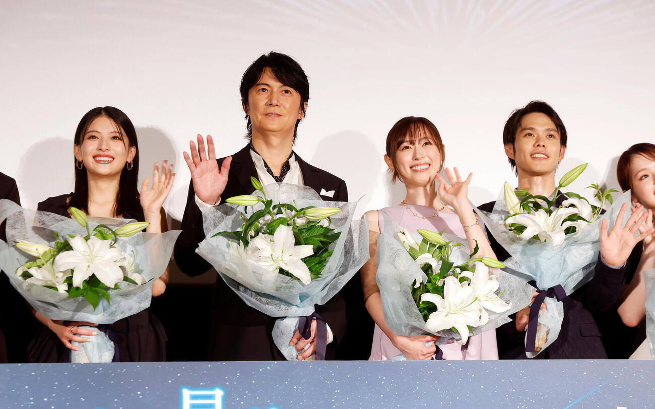 フォトセッションを行う登壇者、左から出口夏希、福山雅治、福原遥、細田佳央太（撮影・山本朝陽）