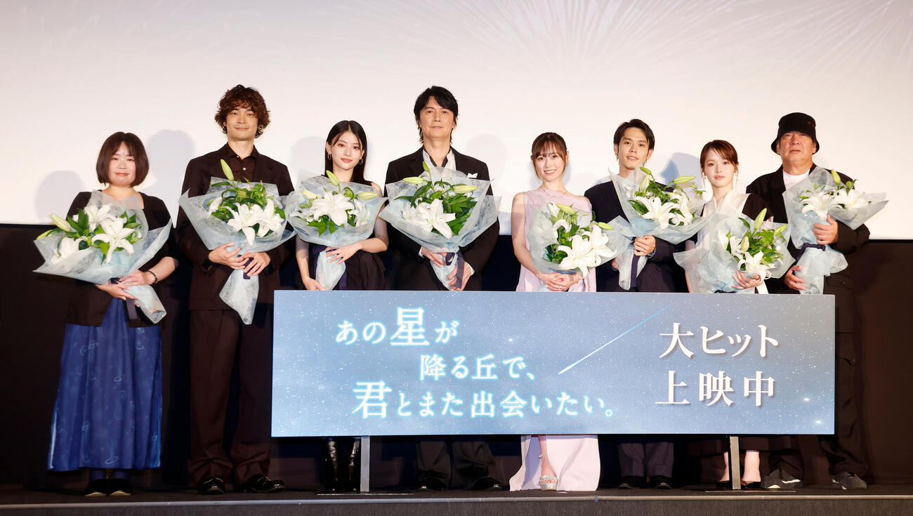 フォトセッションを行う登壇者、左から原作者の汐見夏衛氏、井之脇海、出口夏希、福山雅治、福原遥、細田佳央太、豊嶋花、新城毅彦監督（撮影・山本朝陽）