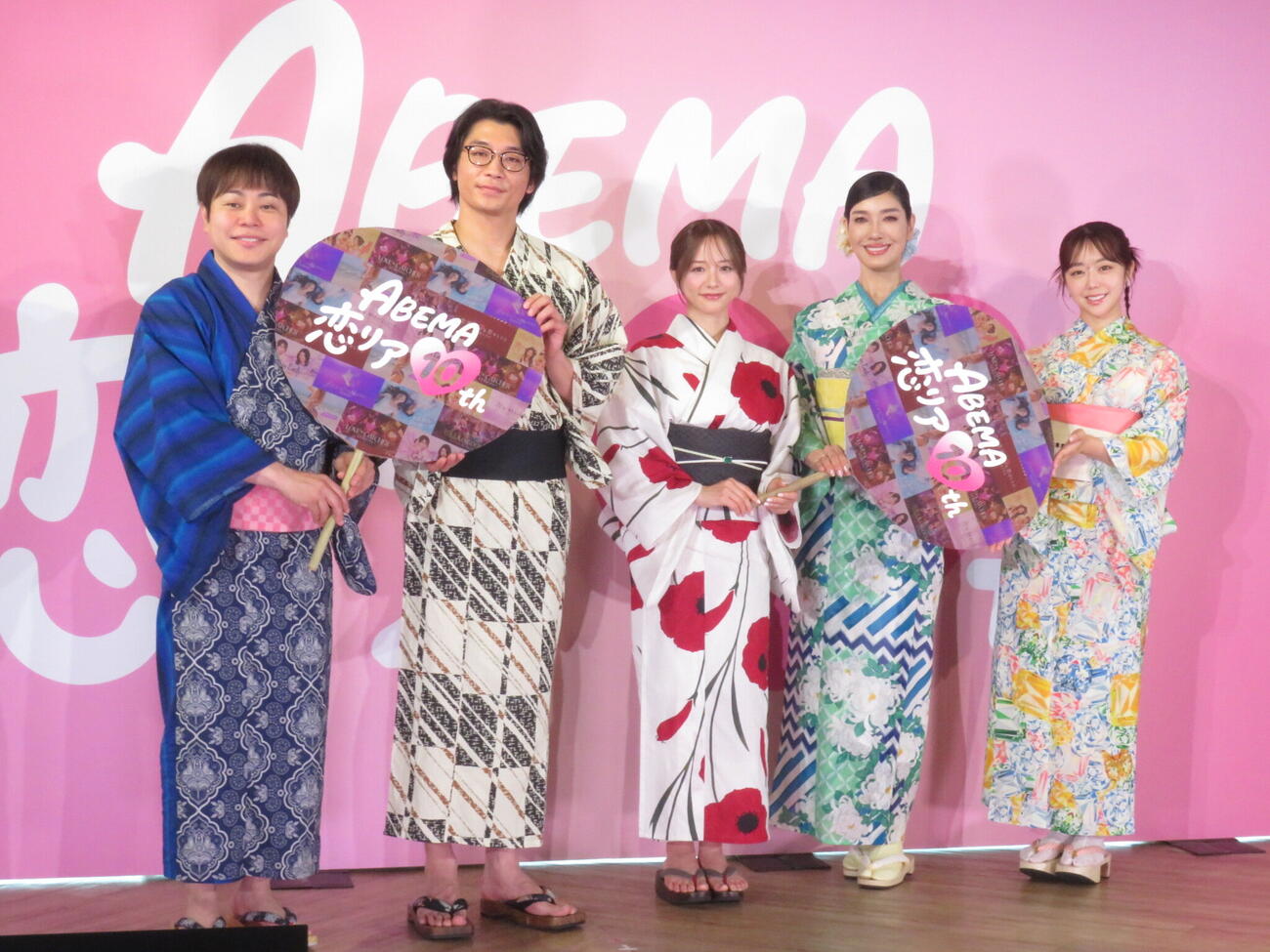 「ABEMA　恋リア　10th『恋の神回診断所』開催記者会見」に出席した左からNON STYLE井上裕介、さや香新山、森香澄、アンミカ、峯岸みなみ