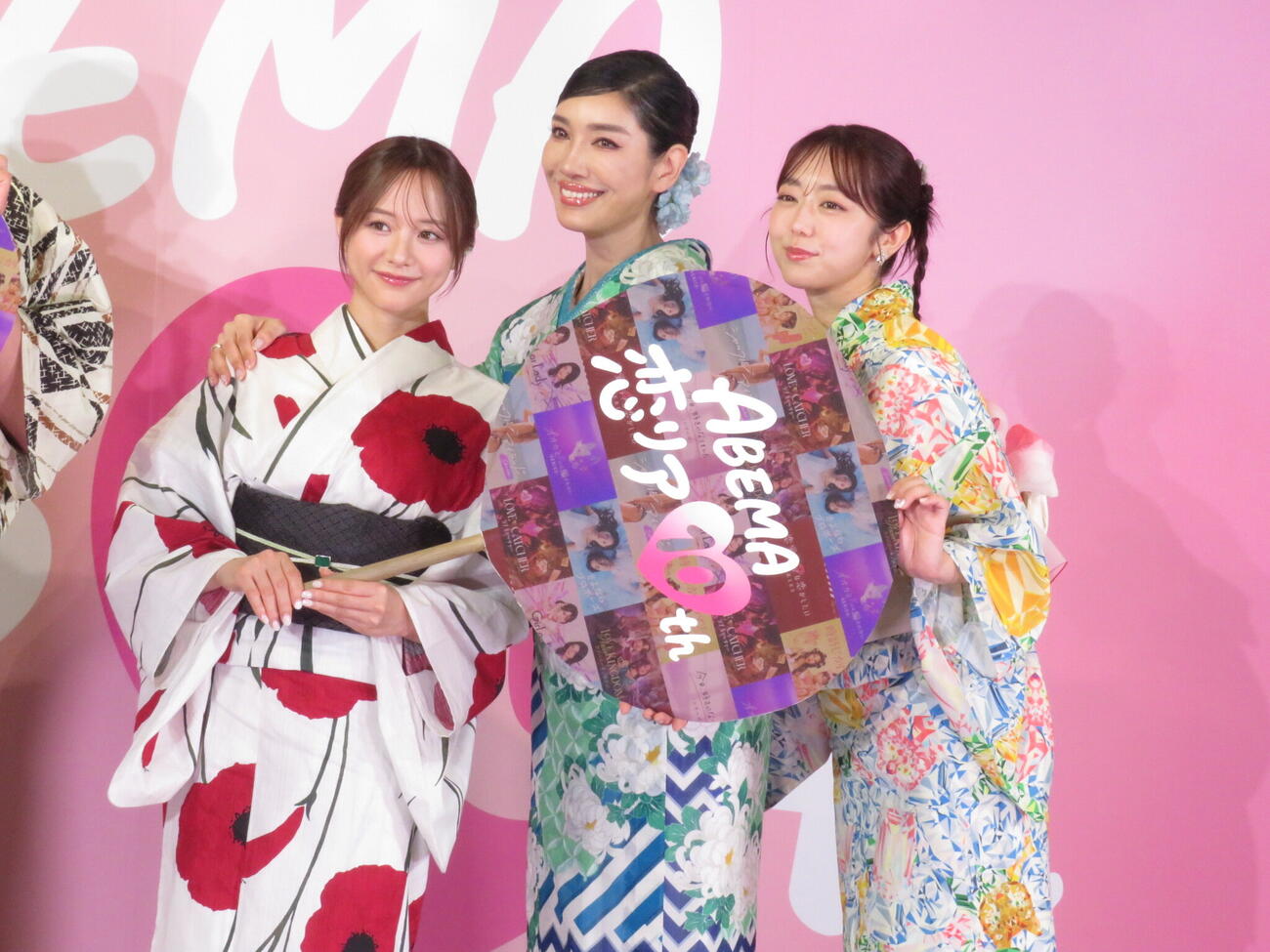 「ABEMA　恋リア　10th『恋の神回診断所』開催記者会見」に出席した左から森香澄、アンミカ、峯岸みなみ