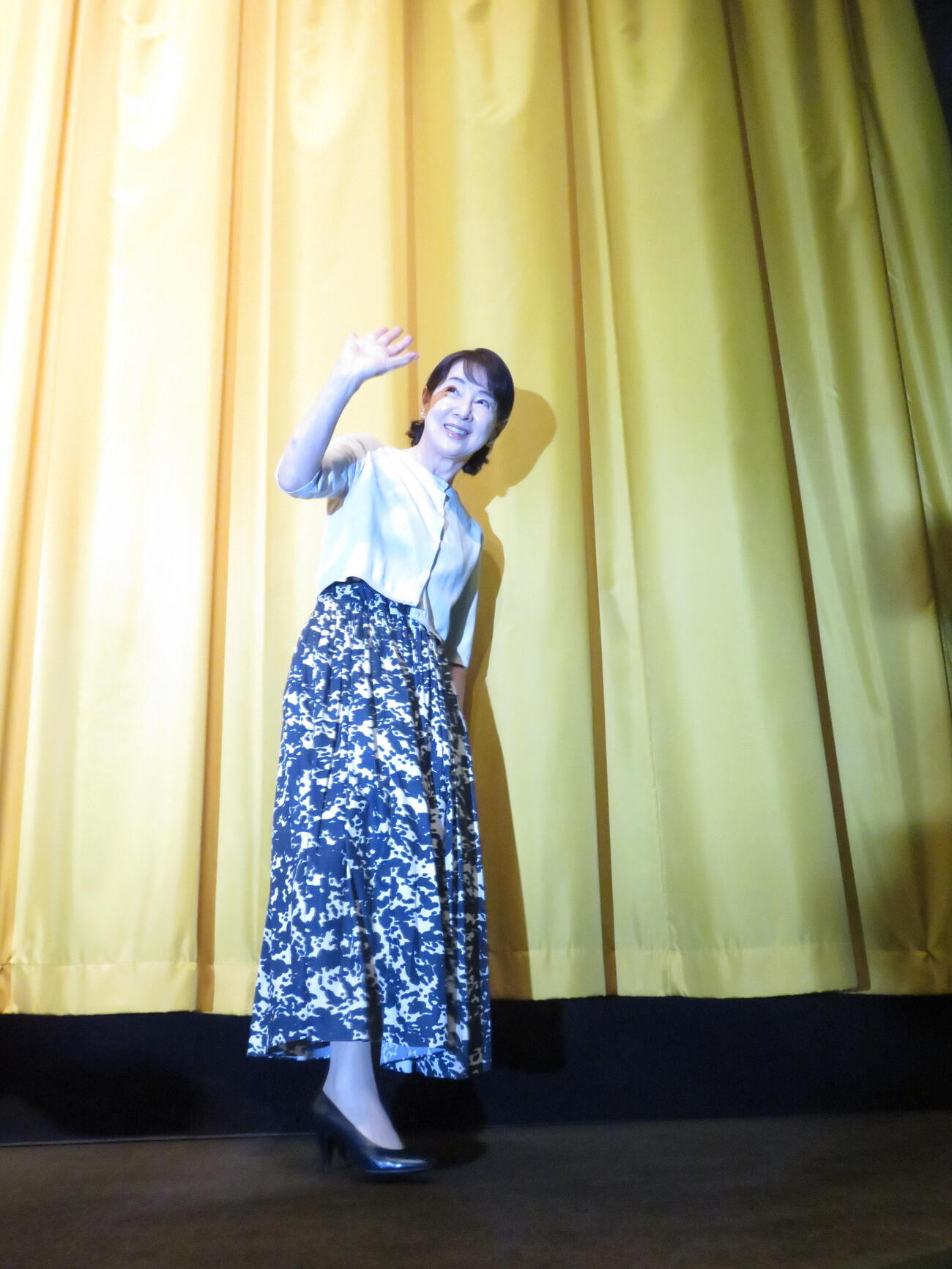 第15回「戦争の記憶と記録を語り継ぐ映画祭」でトークを行い、客席に手を振る吉永小百合（撮影・村上幸将）