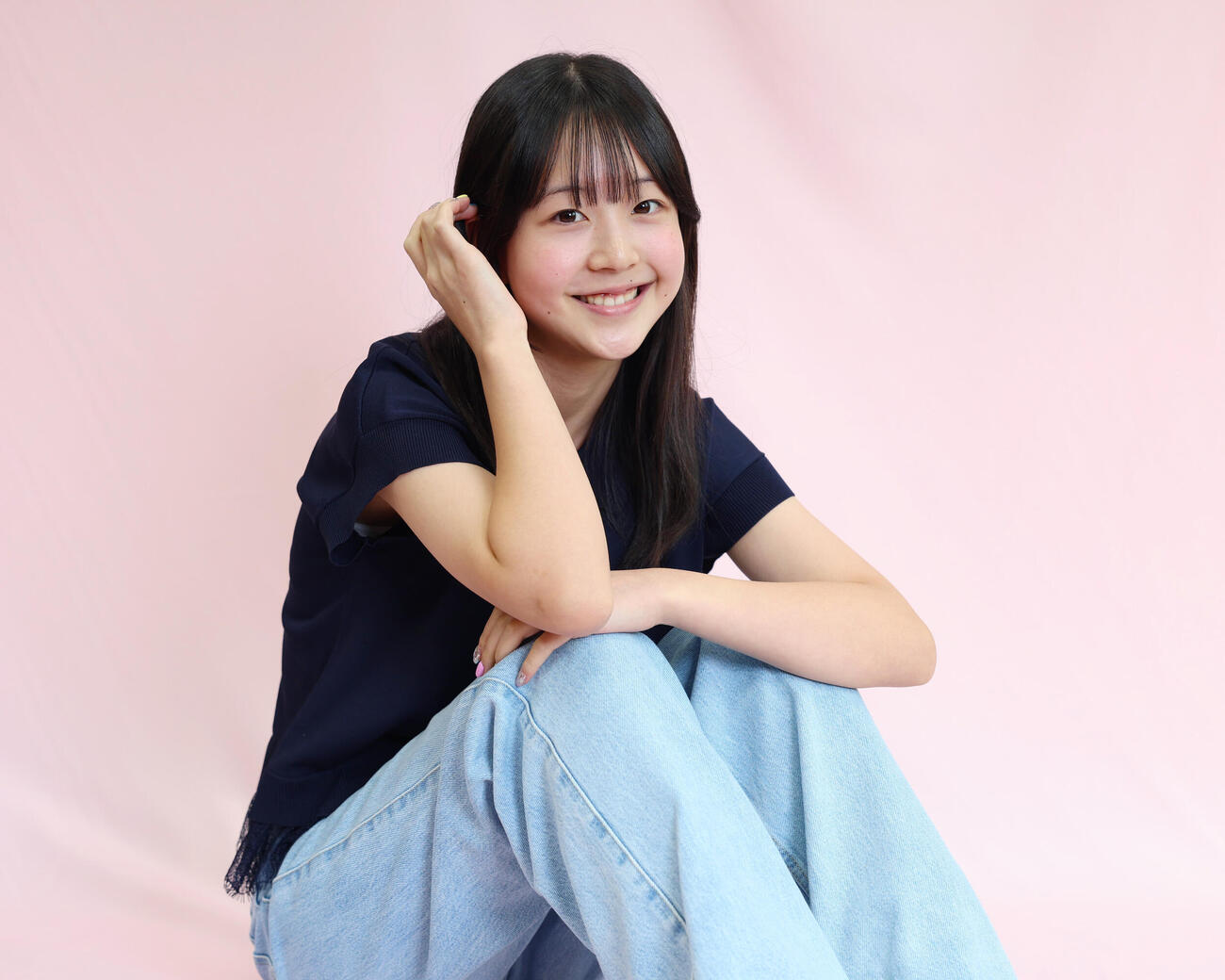 笑顔で目線を向ける遠藤りゆ（撮影・増田悦実）
