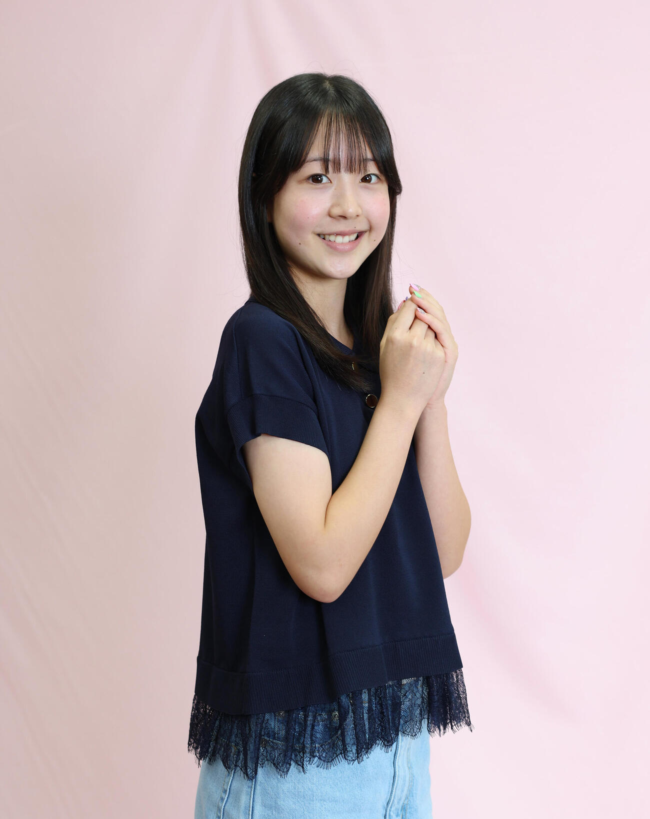 笑顔で目線を向ける遠藤りゆ（撮影・増田悦実）