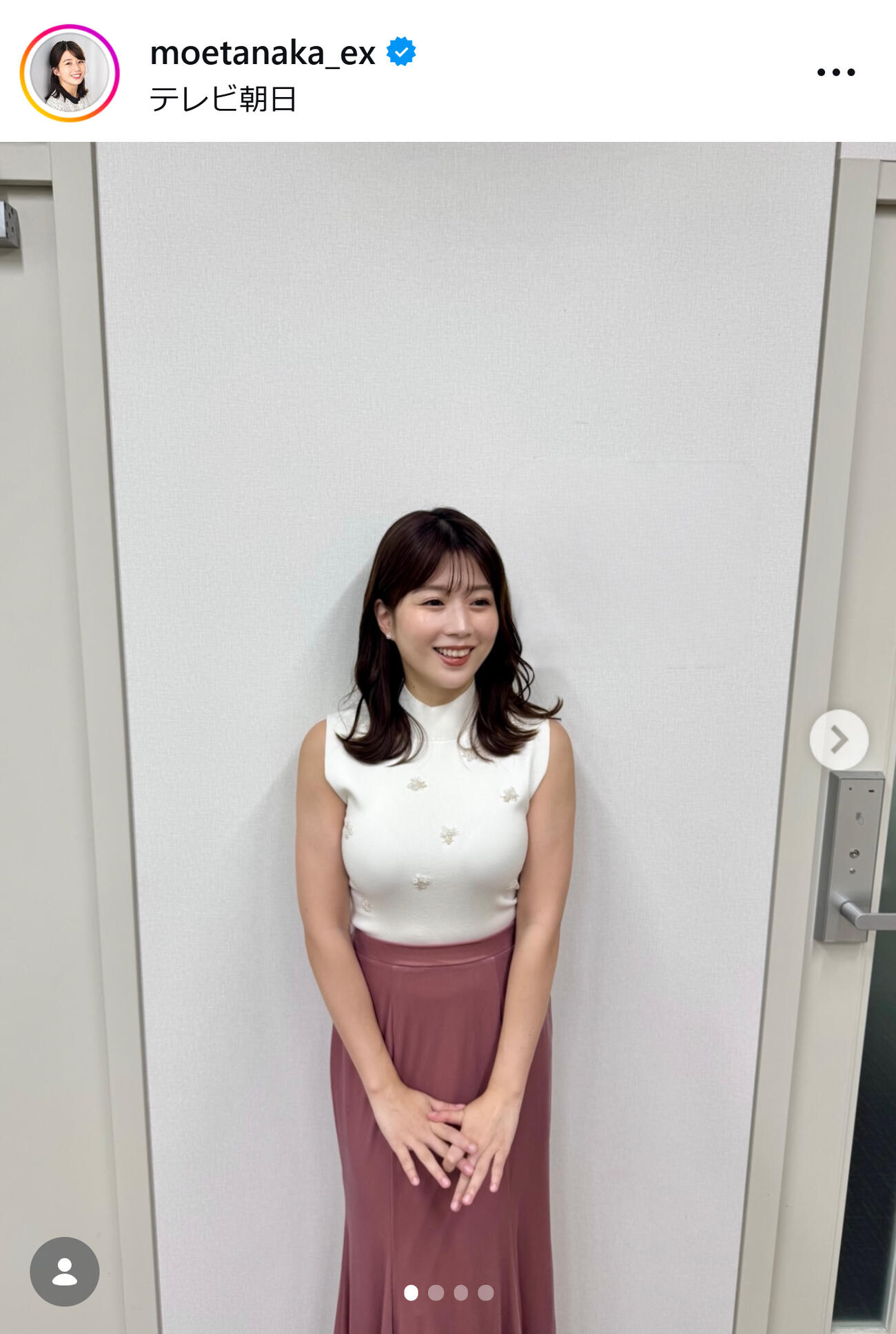 はちきれそうなノースリーブニット姿（テレ朝田中萌アナのインスタグラムから）