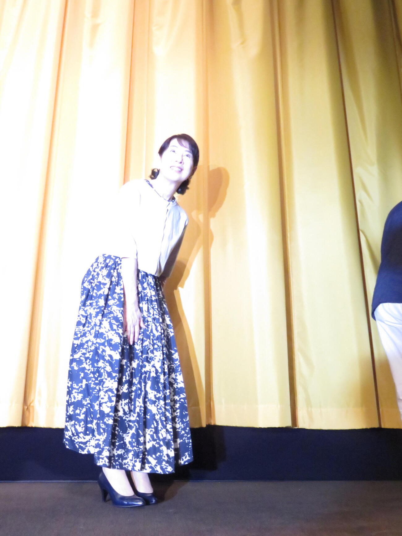 第15回「戦争の記憶と記録を語り継ぐ映画祭」でトークを行い、客席に笑みを送る吉永小百合（撮影・村上幸将）