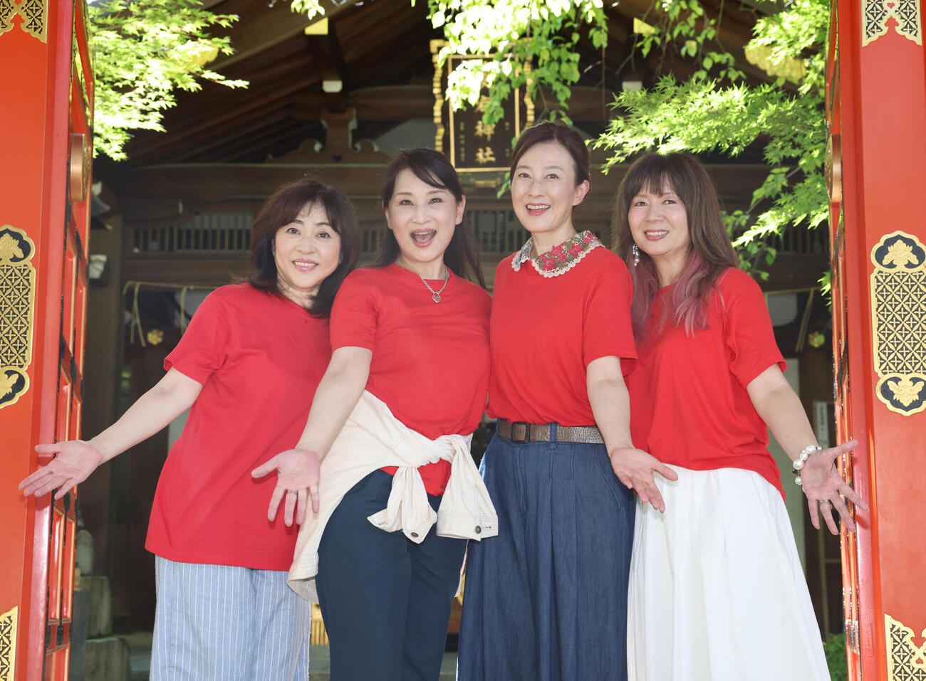 愛宕神社を参拝を終え笑顔を見せる左から松本明子、小林千絵、森尾由美、桑田靖子（撮影・増田悦実）