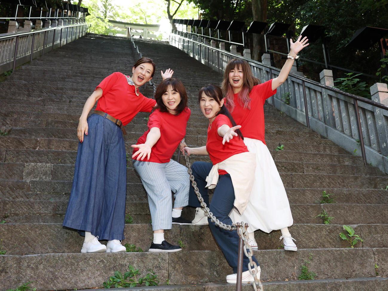 愛宕神社の階段を意気込んで上る左から森尾由美、松本明子、小林千絵、桑田靖子（撮影・増田悦実）